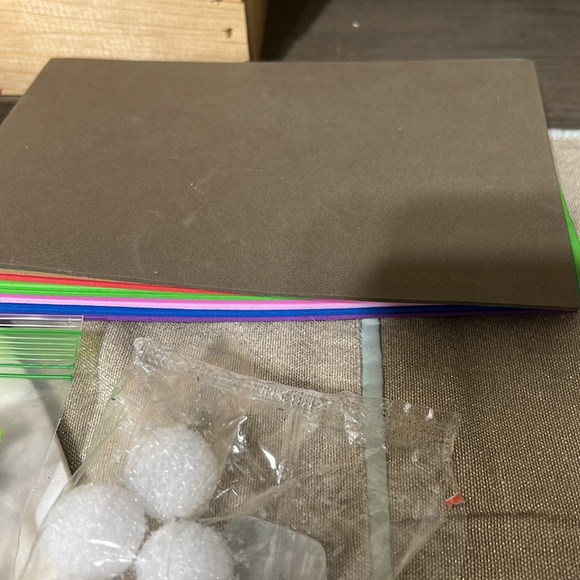 Assorted craft items. - Picture 6 of 6